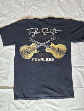 Taylor Swift Black Short-Sleeve 'Fearless' Guitar Graphic Tee